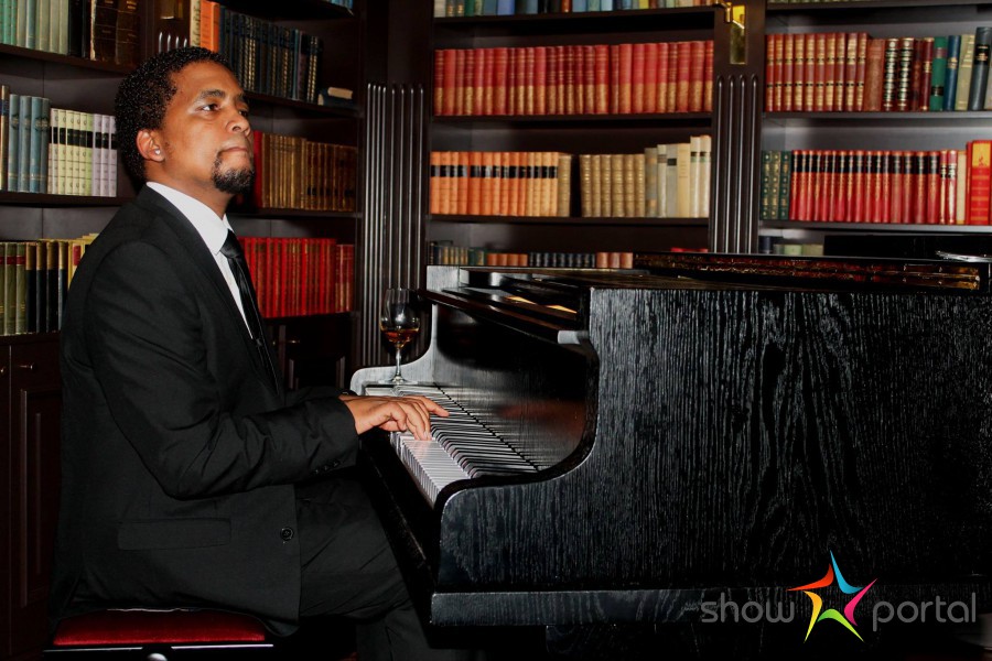 ELLY JAY - hudebník, pianista, zpěvák