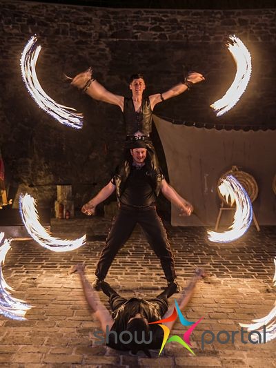 Akáda & Meče blesky - Akční taneční show s ohněm, meči, prapory