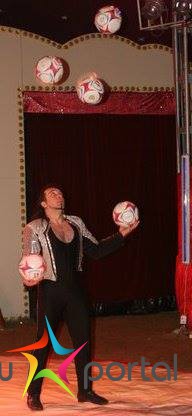 Žonglér s fotbalovými míči