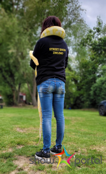 Hadí žena Šárka s živými hady