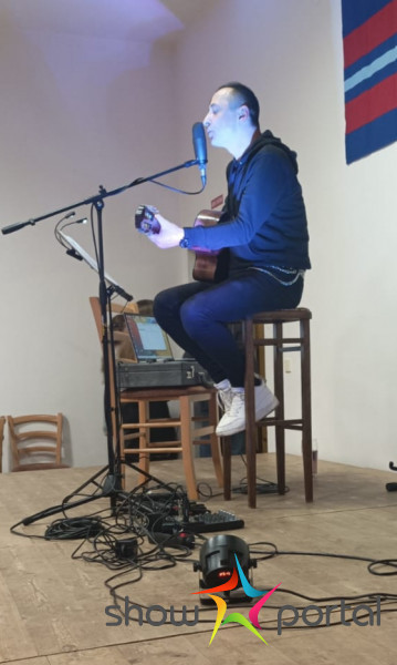 Kytarista a zpěvák Andy De Light