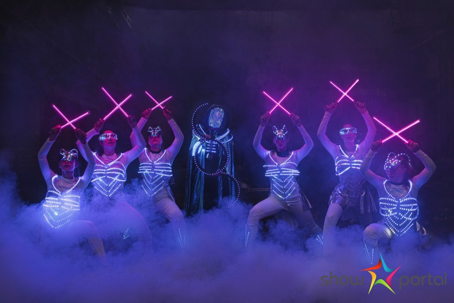 ALIATRIX | Moderní světelná show s LED kostýmy