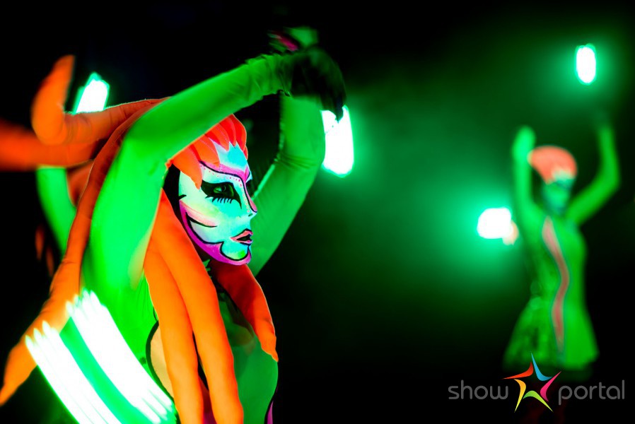 ILUSIAS | UV LIGHT & FIRE SHOW - lightshow
