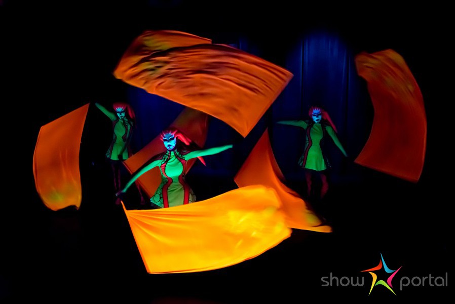 ILUSIAS | UV LIGHT & FIRE SHOW - lightshow