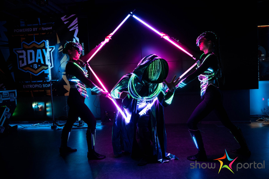 ALIATRIX | Moderní světelná show s LED kostýmy