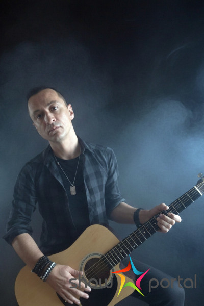 Kytarista a zpěvák Andy De Light