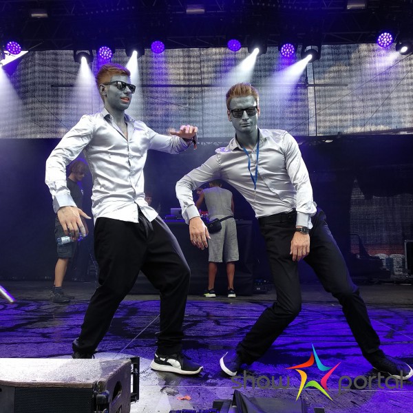 Taneční vystoupení robotího a moderního tance dua Hybrids Crew