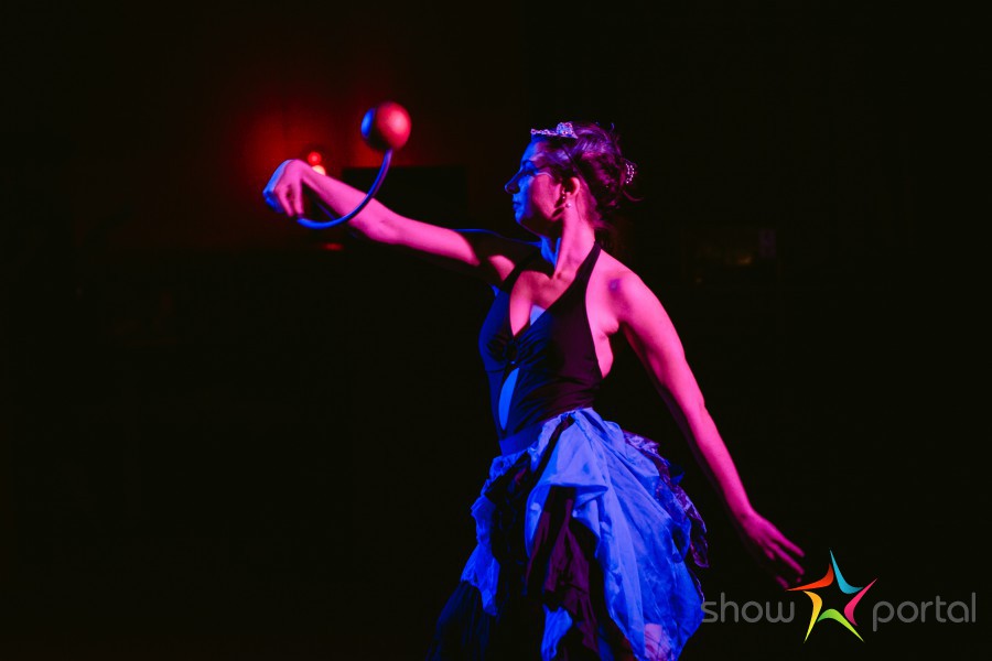 Selki poi - netradiční spojení tance, světla a žonglování s poi
