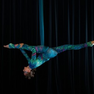 Ženský akt na aerial hammock - Aurora Acro Dance