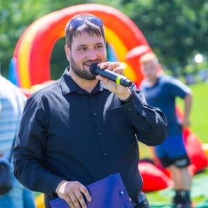 Moderátor Nikolas Kara